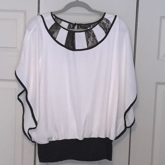 Thalia Sodi flow off white blouse with black trim. A single button closure. - Picture 1 of 3